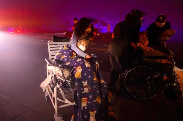 Miles de evacuados por voraces incendios en las afueras de Los Ángeles - Mundo - ABC Color