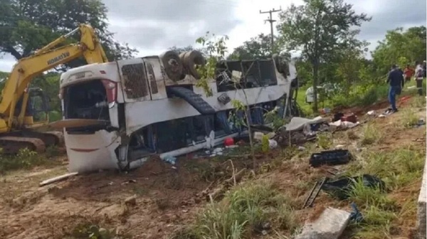 Brasil: mueren siete y otras 15 resultan heridas en un accidente de autobús - ADN Digital