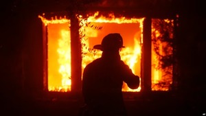 Incendios forestales en California destruyen residencias y obligan evacuación de unas 30.000 personas - .::Agencia IP::.