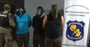 La Nación / Canindeyú: tres policías son descubiertos descargando droga de una lancha