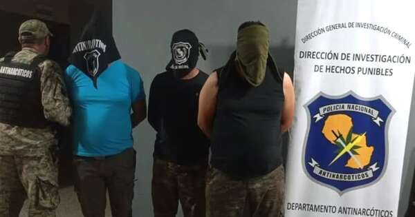 La Nación / Canindeyú: tres policías son descubiertos descargando droga de una lancha