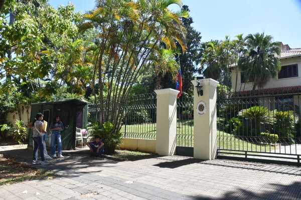 Venezolano dice que su Embajada no servía y que no les afecta el cierre - 1000 Noticias