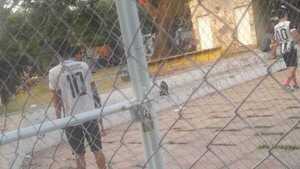 Candadean y alquilan canchita de una plaza pública de Ypané