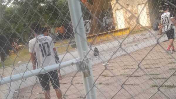 Candadean y alquilan canchita de una plaza pública de Ypané