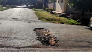 Descontento por calles destrozadas en la Villa Serrana