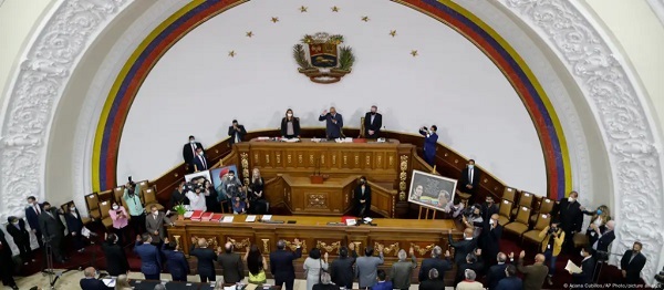 Maduro amenaza con derribar avión de Abdo si viaja a Venezuela