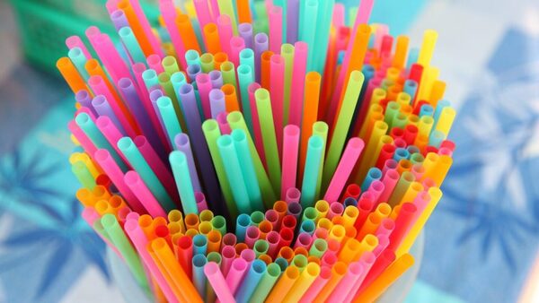 Plásticos bajo la lupa: Multas millonarias por usar pajitas en Asunción