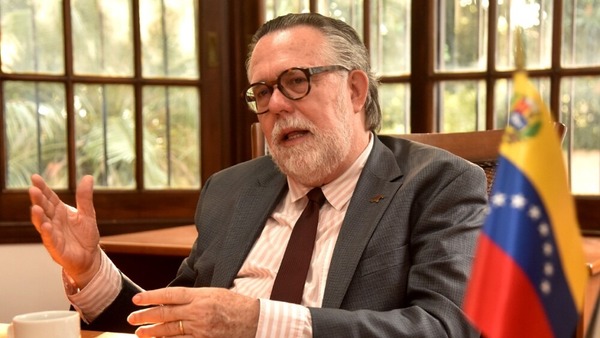 Embajador venezolano abandonó el país tras ruptura de relaciones diplomáticas