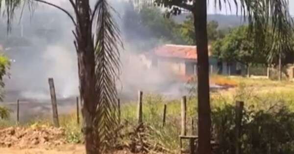 La Nación / Bomberos controlan incendio de gran magnitud en el cerro Antena de Caacupé