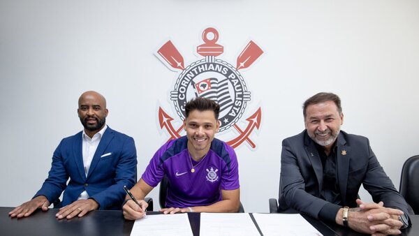 Corinthians oficializa la renovación con Ángel Romero