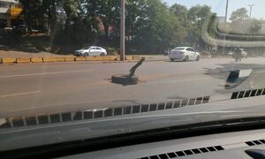 Peligroso cráter dejado por Essap pone en peligro a conductores