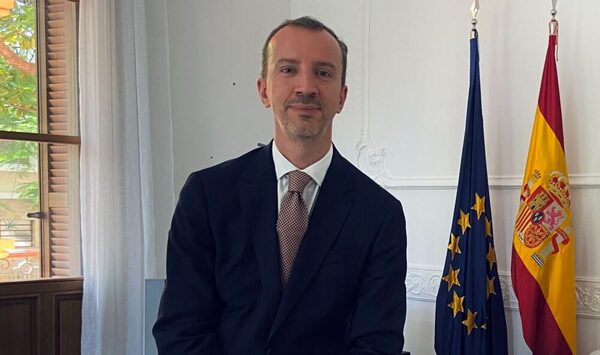 Embajador de España da un mensaje en guaraní para anunciar su misión en Paraguay