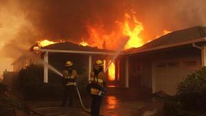 Sube a cinco el número de muertos en uno de los incendios que azotan a Los Ángeles