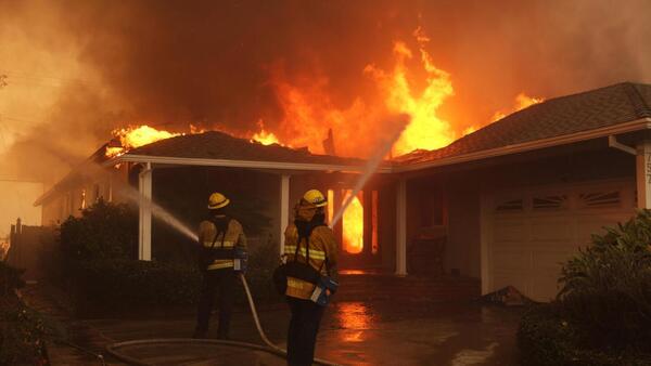Sube a cinco el número de muertos en uno de los incendios que azotan a Los Ángeles