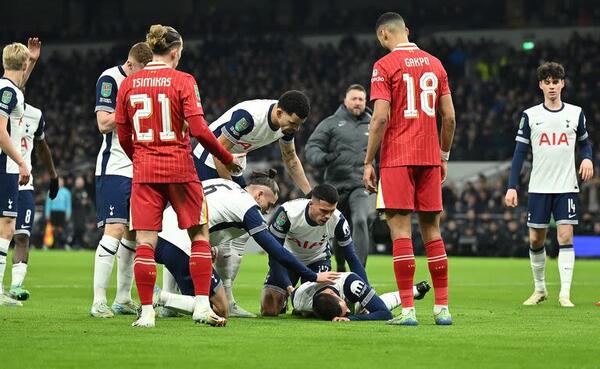 Conmoción en Inglaterra: Rodrigo Bentancur se desplomó en el partido entre el Tottenham y el Liverpool y fue retirado en camilla