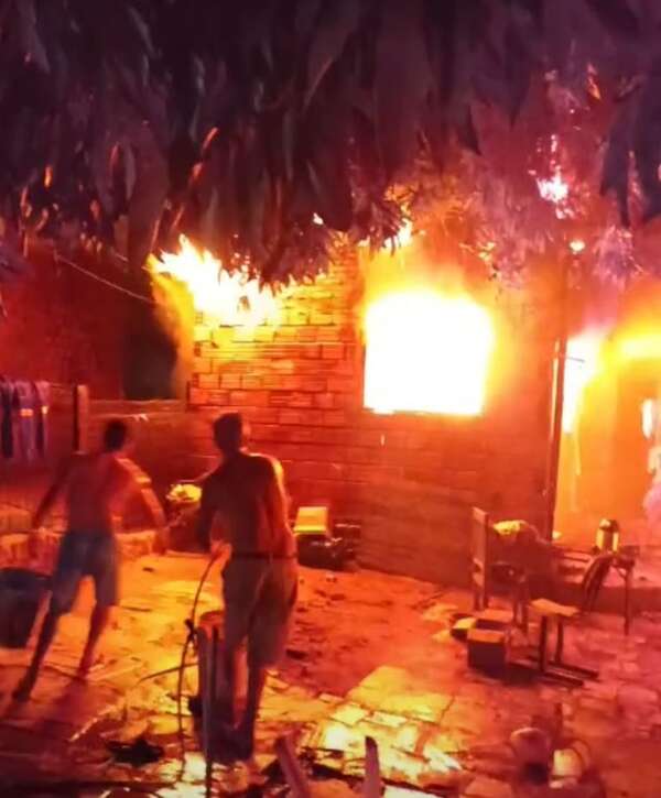 Video: incendio consume por completo vivienda en San Antonio - Policiales - ABC Color