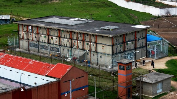 Colombia investigará al director del penal donde mataron a Correa