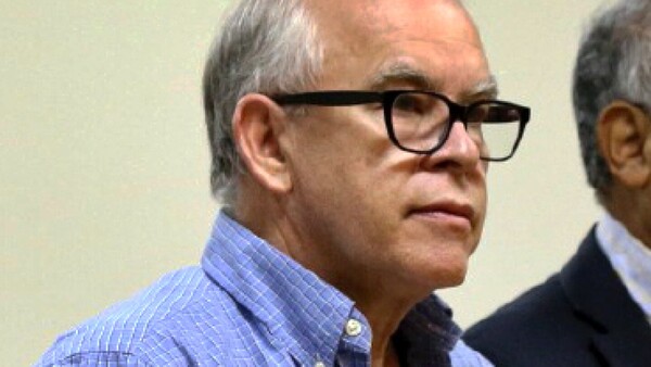 Bower recusa y dice que los parientes de jueza le llamaron