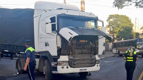Asunción: Desperfecto de un camión genera un caos vehicular en zona de 4 Mojones