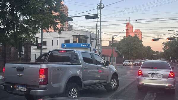 Camioneta con chapa argentina causa destrozos y apeligra al que se encuentre a su paso - Nacionales - ABC Color