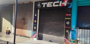 Delincuentes se alzan con varios artículos electrónicos  de un local en el circuito comercial