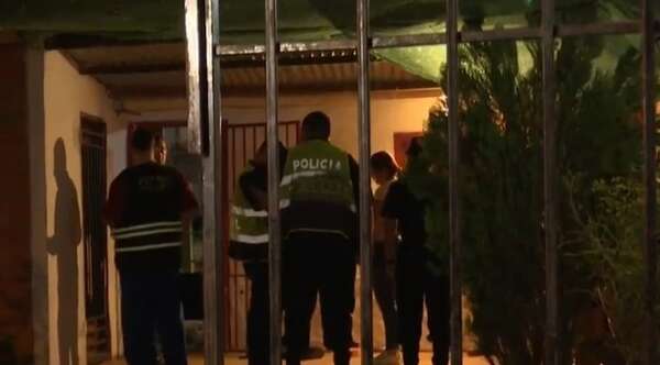 Asesinos llegaron en un auto y matan a mujer a balazos en su propia casa