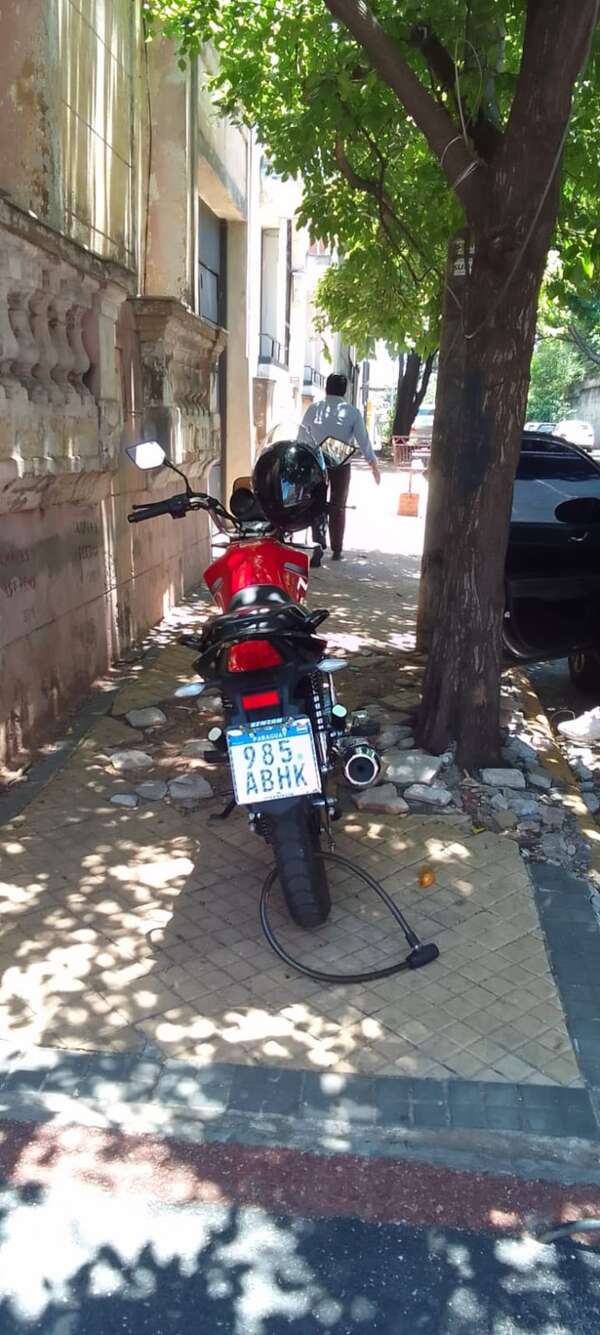 Motocicleta bloquea el paso en la vereda - Crónicas Ciudadanas - ABC Color