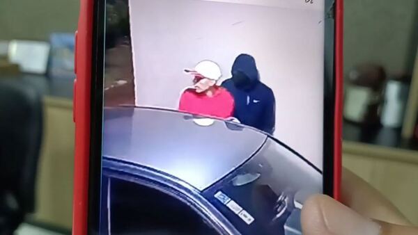Pareja saltó del balcón de su casa para escapar de delincuentes