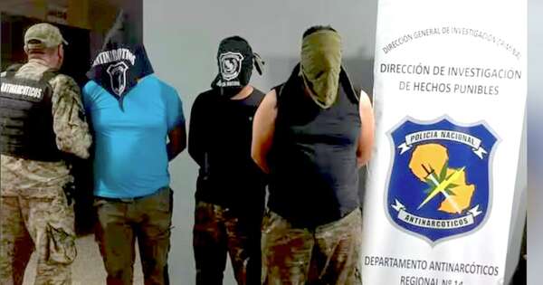 La Nación / Descubren a policías descargando droga de una lancha
