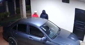 Diario HOY | VIDEO| Pareja se lanza desde el balcón de su casa durante un asalto