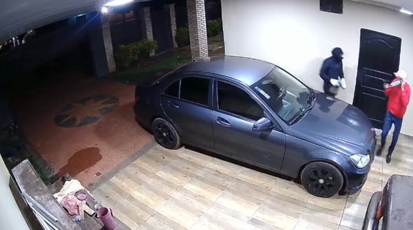 Video: Pareja salta del balcón para huir de asaltantes en Ciudad del Este - ADN Digital