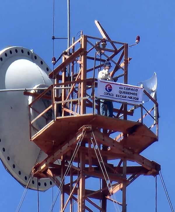 Funcionario de COPACO protesta desde la cima de una torre en Concepción