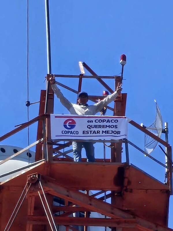 Concepción: funcionario de Copaco sube a torre pidiendo cobrar su salario - Nacionales - ABC Color