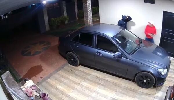 Pareja salta desde el balcón para escapar de delincuentes en Ciudad del Este