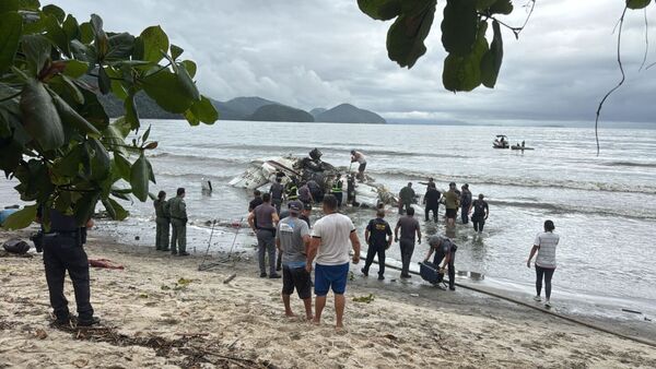 Video: Avioneta sale de la pista al aterrizar y se estrella en una playa de Brasil