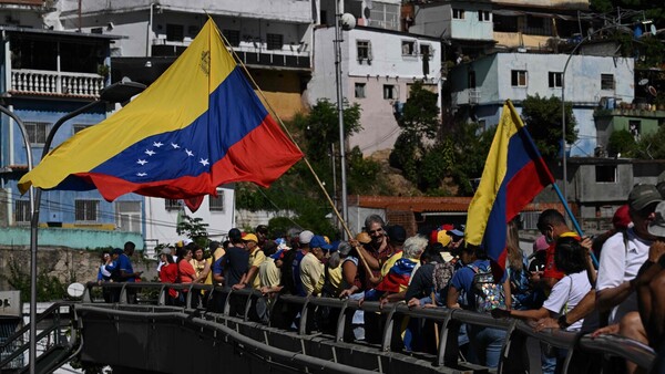 Venezolanos opositores se concentran en Caracas tras llamado de Machado por la "libertad"
