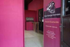 Museo Municipal Ferroviario de Encarnación atrae a turistas en la Réplica de Estación