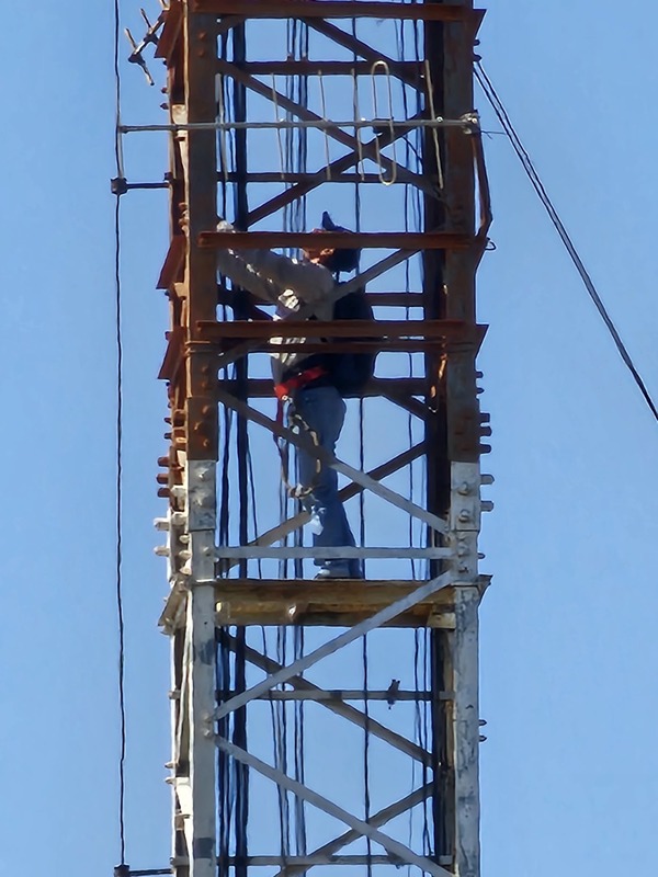 Funcionario de Copaco subió a una antena pidiendo su salario - 1000 Noticias