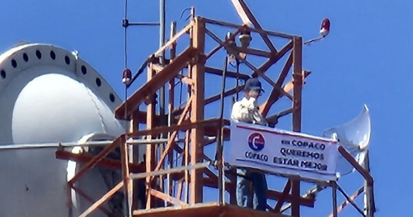 Un trabajador de Copaco se subió a una antena para pedir por el pago de salarios y amenzan con replicar la huelga del 2000