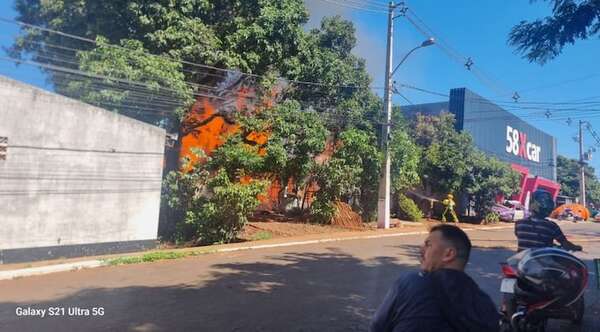 Vecinos rescatan a niños durante incendio de una vivienda - Noticiero Paraguay