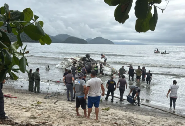 Accidente aéreo en playa de Brasil deja un fallecido y varios heridos