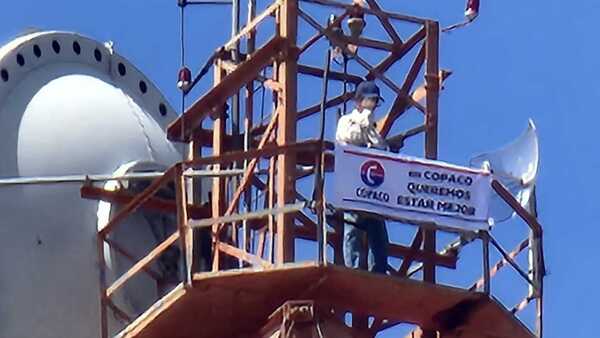 Funcionario de Copaco protesta desde la cima de una torre en Concepción