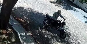 (VIDEO). Pendex salió de su trabajo y ya no encontró su motocicleta