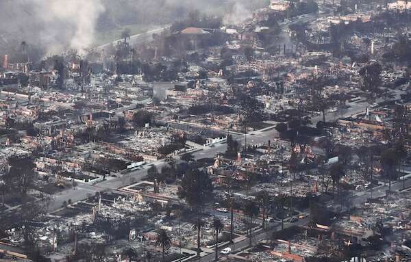 Siete muertos y más de 10.000 estructuras en cenizas por incendios activos de Los Ángeles - Mundo - ABC Color
