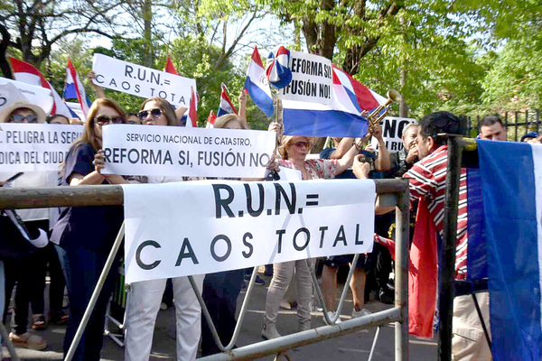 RUN: Peña promulga ley que podría sepultar Reforma Agraria y favorecer la concentración de las tierras - La Clave