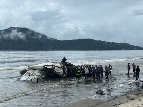Avión se despista, atraviesa una avenida y explota en una playa de Brasil - 1000 Noticias