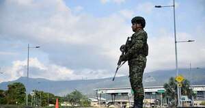 La Nación / Venezuela cierra frontera con Colombia y alega una “conspiración internacional”