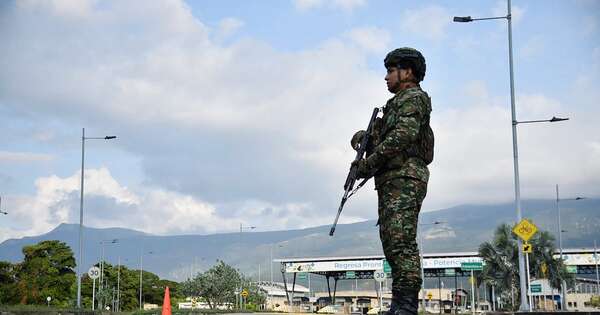 La Nación / Venezuela cierra frontera con Colombia y alega una “conspiración internacional”