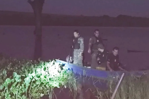 Policía afirma que marinos lo dejaron ir con la lancha que transportaba carga de marihuana - Noticiero Paraguay