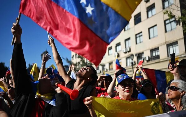 Venezuela cierra su frontera con Colombia y denuncia una “conspiración internacional”
